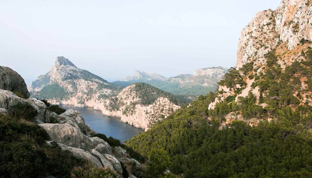 Rauhe Landschaft des Gebirgszug Serra de Tramuntana auf Mallorca.