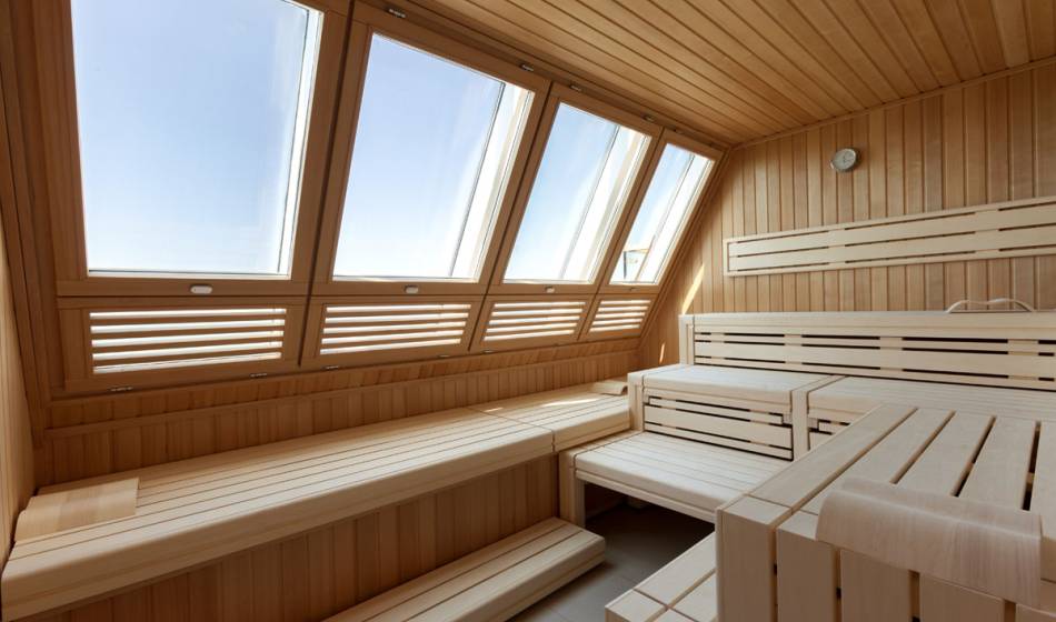 Moderne Holzsauna im Wyn. Strandhotel auf Sylt mit großen Fenstern und minimalistischem Design.