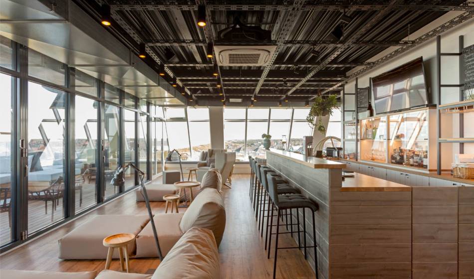Bar- und Lounge-Bereich im Wyn. Strandhotel auf Sylt mit moderner Einrichtung und großen Glasfronten.