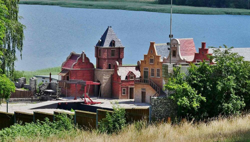 Bühnenbild der Störtebeker Festspiele auf Rügen mit historischer Kulisse am Wasser.