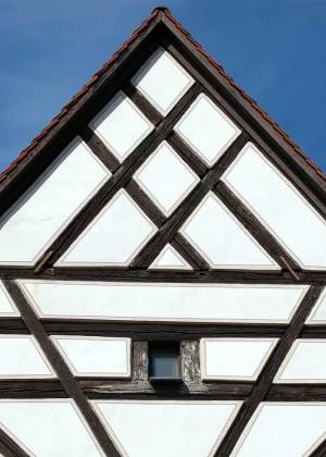 Porträt eines historischen Fachwerkgiebels im Freilichtmuseum Hohenfelden vor blauem Himmel in Thüringen