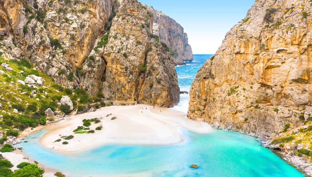Blick auf die von Klippen umgebenen Strand der Torrent de Pareis auf Mallorca.