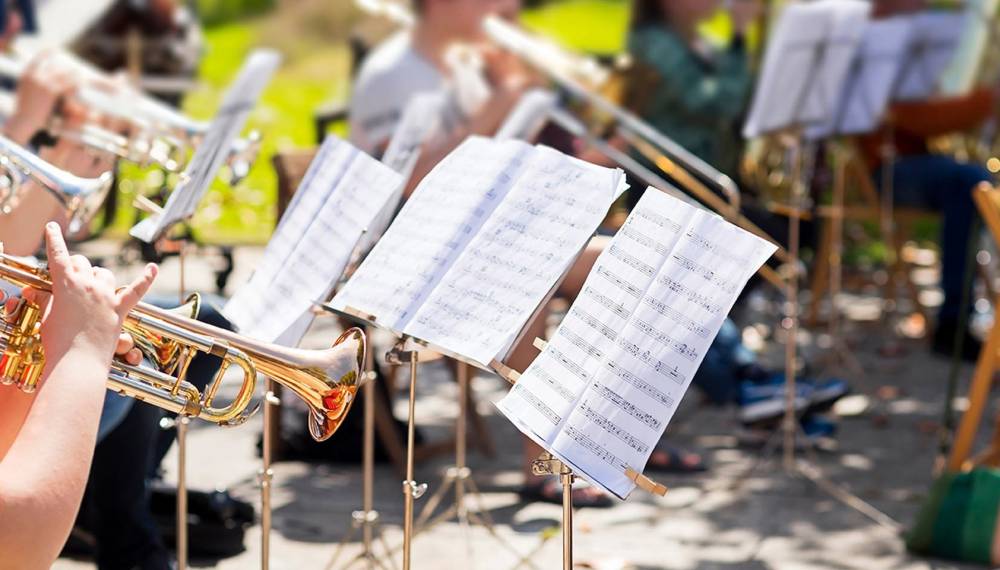 Musiker mit Blechblasinstrumenten spielen beim Festspielsommer auf Rügen im Freien.