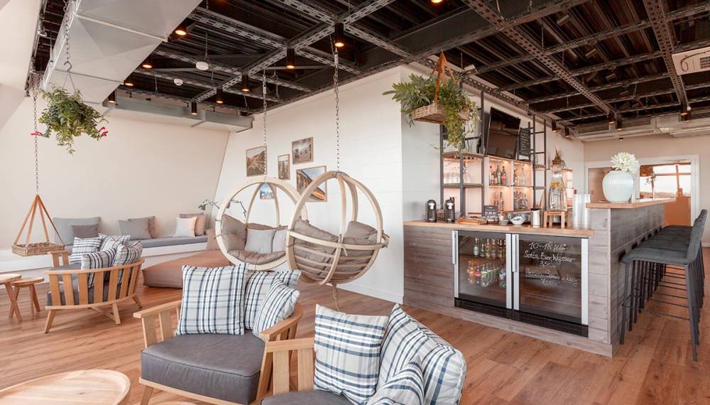 Sitzgruppe und Bar in der SPA.LOUNGE des Wyn. Strandhotels Sylt.