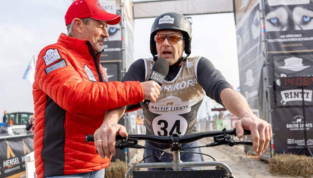 Interview bei den Baltic Lights auf Usedom mit einem Musher im Zielbereich seines Rennens.