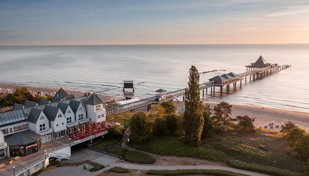 Luftaufnahme der Seebrücke in Heringsdorf auf Usedom mit der angrenzenden Shoppingmeile.