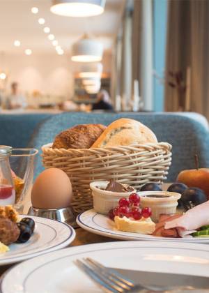 Frühstück mit Brötchen, Aufschnitt, Latte Macchiato und Saft im Koopmanns Hotel und Lädchen.