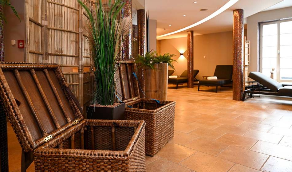 Wellnessbereich mit Liegen und großzügigem Stauraum im Hotel Seezeichen für vollkommene Erholung an der Ostsee.