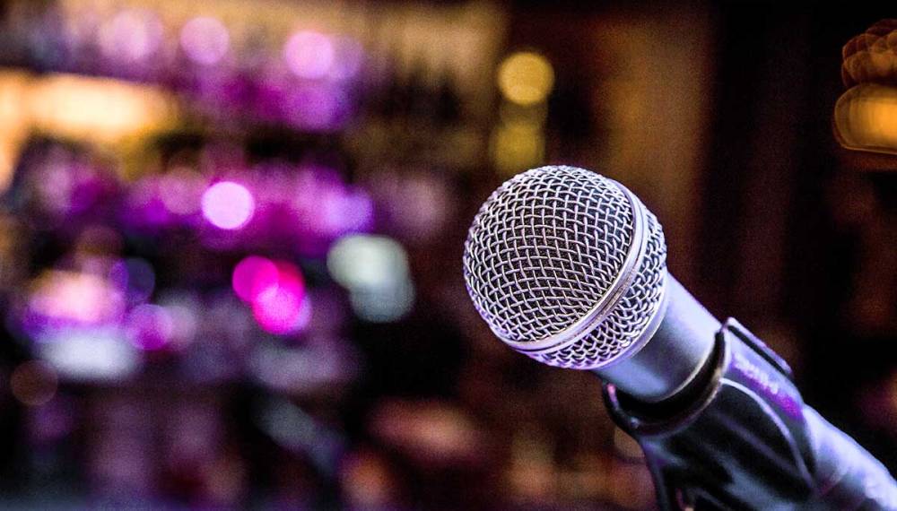 Eine Fokusaufnahme eins Mikrofons während einer SCHNACK Stand-Up Comedy Show.