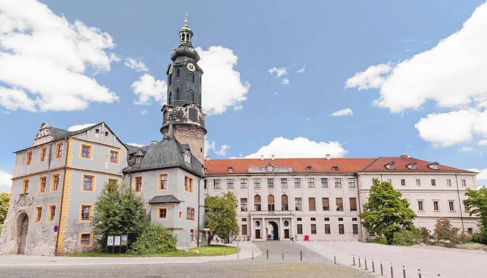 Weimarer Stadtschloss mit historischem Schlossturm (Hausmannsturm) und Bastille am Burgplatz bei sonnigem Wetter