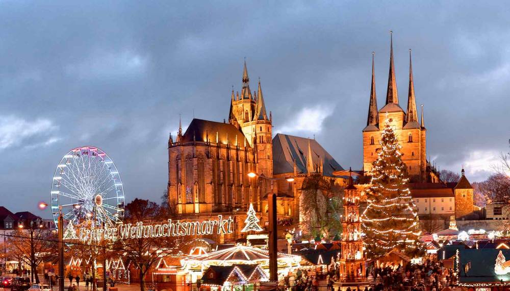 Erfurter Weihnachtsmarkt mit Buden, Riesenrad, Pyramide und Weihnachtsbaum vor dem Dom.