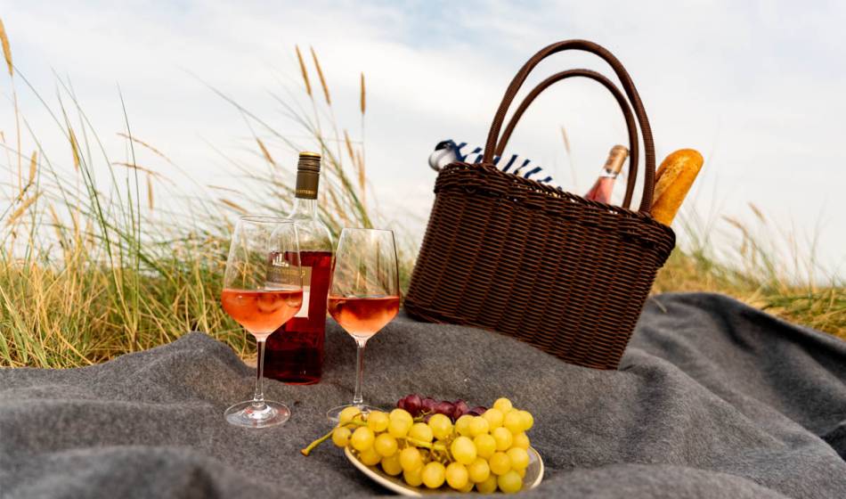 Beach picnic on Sylt with wine, baguette and fresh grapes from the Wyn. Strandhotel.