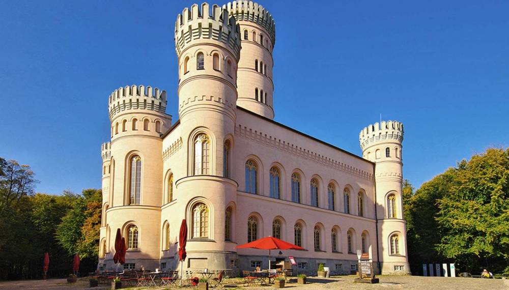 Jagdschloss Granitz auf Rügen mit markanten Türmen als Konzertlocation beim Festspielsommer.