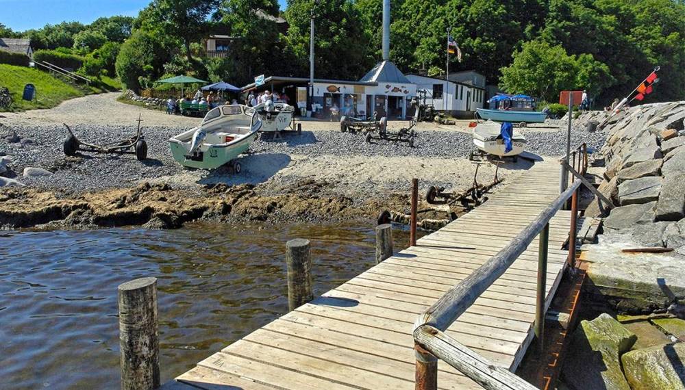 Fischerboote und Reetdächer im Fischerdorf Vitt auf Rügen.