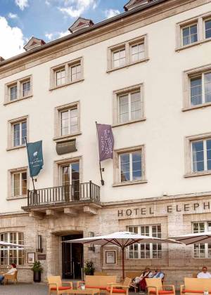 Ds Hotel Elephant Weimar von außen mit Blick auf die Straße.
