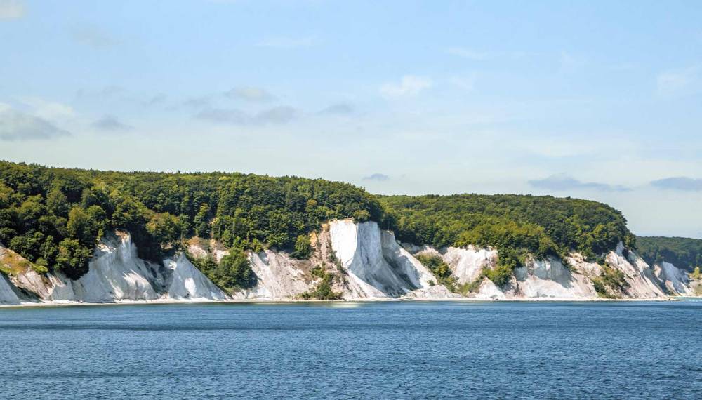 Panorama der weißen Kreidefelsen am Königsstuhl auf Rügen entlang der Ostseeküste.