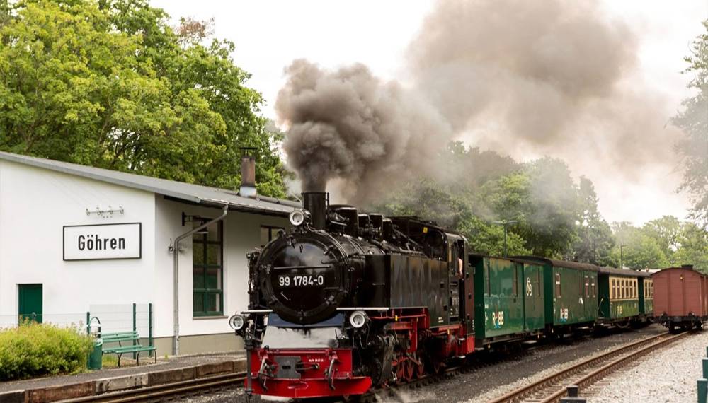 Historische Dampflok Rasender Roland mit Waggons am Bahnhof Göhren auf Rügen.