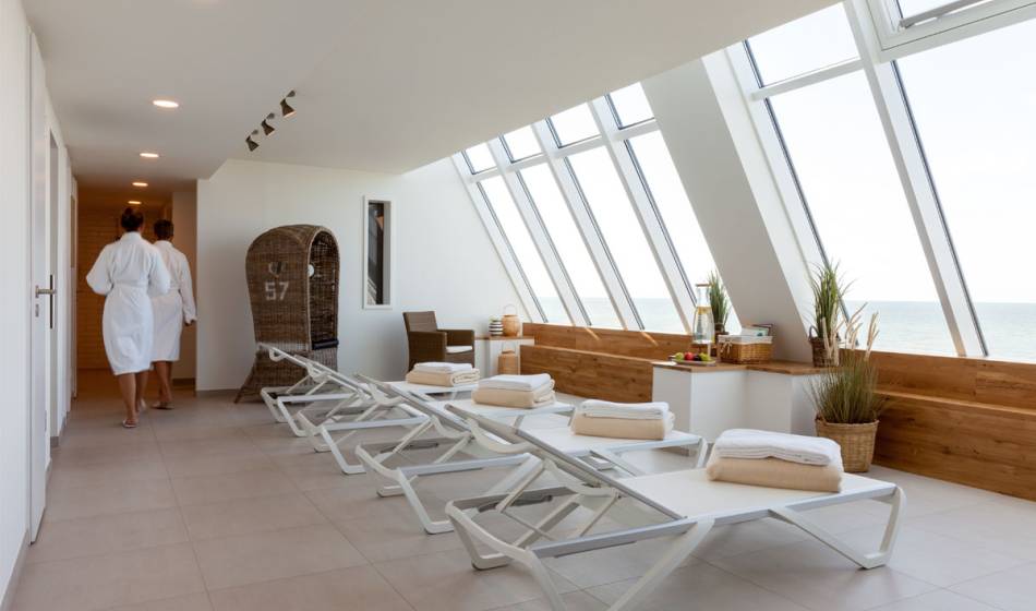 Ruheraum im Spa des Wyn. Strandhotels auf Sylt mit Liegen, natürlicher Dekoration und Panoramablick aufs Meer