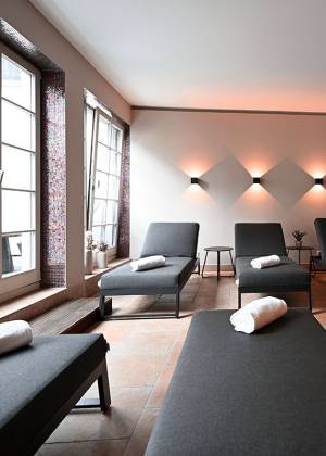 Liegen im Ruheraum des Wellnessbereich des Hotels Künstlerquartier Seezeichen.