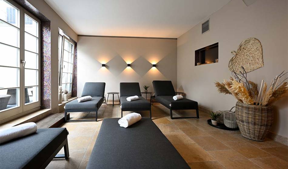 Ruhebereich mit Liegen und sanftem Tageslicht im Wellnessbereich des Hotel Seezeichen in Ahrenshoop.