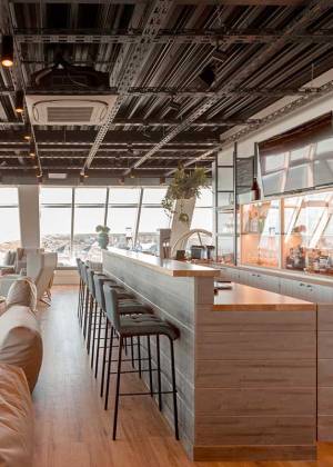 Helle Spa-Lounge mit Bar und gemütlichen Sitecken im Wyn. Strandhotel auf Sylt.