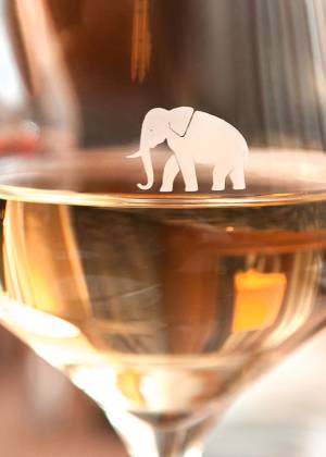 Nahaufnahme von Weißweinglas aus dem Hotel Elephant Weimar.