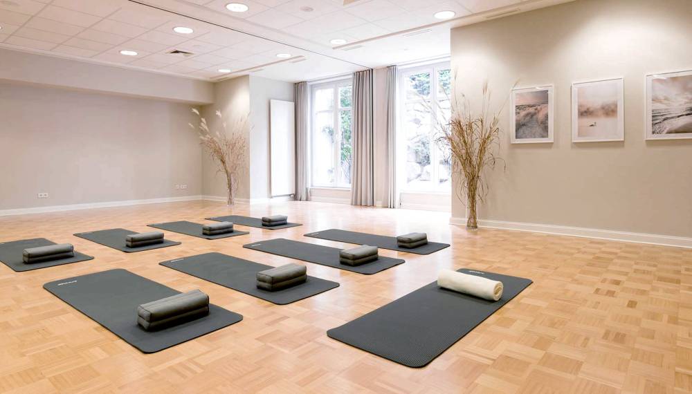 Heller Yogaraum im VJU Rügen, ausgestattet mit Matten, Blöcken und entspannender Atmosphäre für Yoga-Übungen