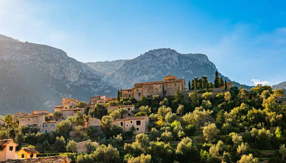 Das Bergdorf Deià ist von traditionellen Steinhäusern geprägt und eingebettet im Tramuntana-Gebirge.