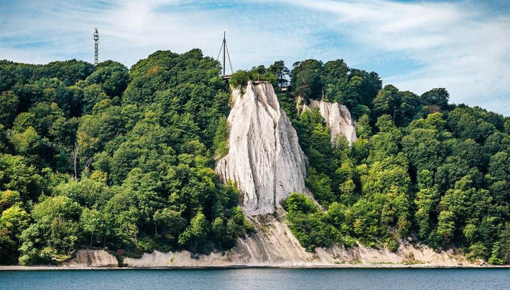 Weißer Königsstuhl-Kreidefelsen im Nationalpark Jasmund, umgeben von Wald und Meer.
