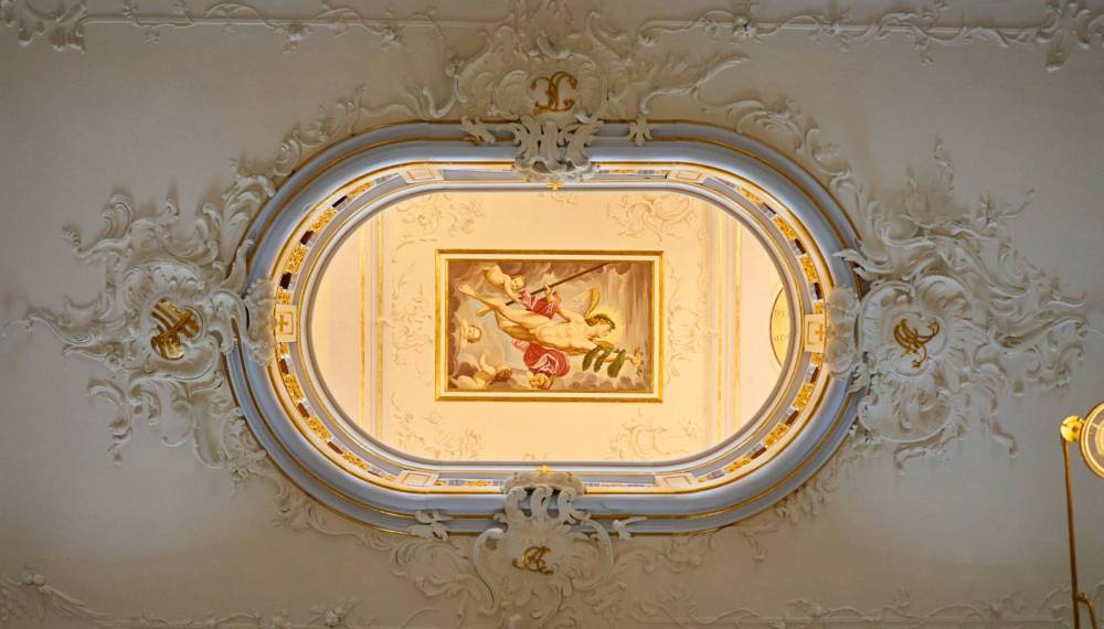 Detailansicht der verzierten Decke der Anna Amalia Bibliothek mit barocker Malerei.