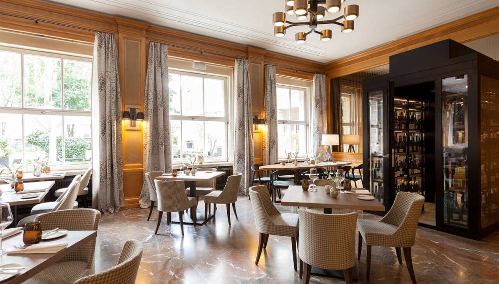 Restaurant AnnA des Hotel Elephant Weimar mit gemütlichen Sitzgelegenheiten und einer warmen Beleuchtung.