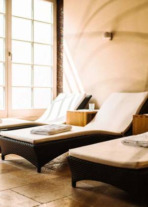 Liegeflächen im Wellnessbereich des Hotels Künstlerquartier Seezeichen – perfekt zum Entspannen.