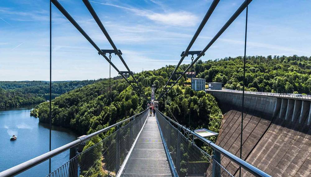 Titan RT Hängebrücke am Rammelsberg mit Blick über das Rappbodetal und die Talsperre.
