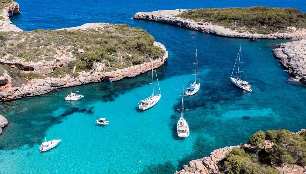 Bucht des Cala Sa Nau Strandes auf Mallorca mit vor Anker liegenden Segelbooten. © Adobe Stock, David Brown