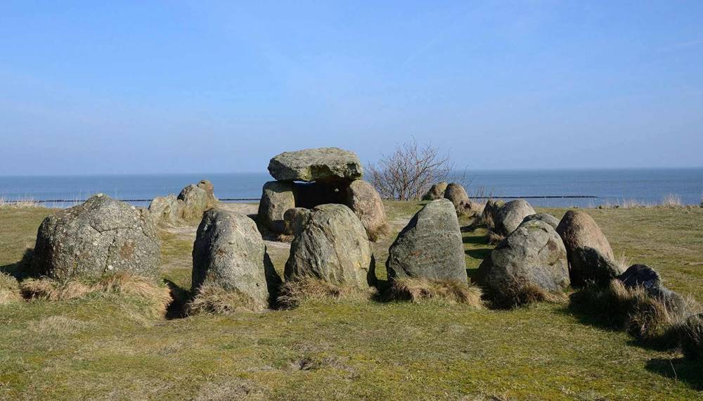 Hügelgrab von Denghoog auf Sylt mit Blick auf die Nordsee.