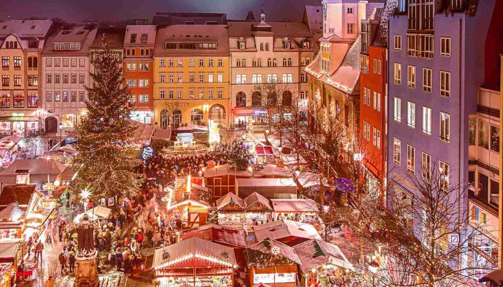 Hell erleuchteter Jenaer Weihnachtmarkt von oben.