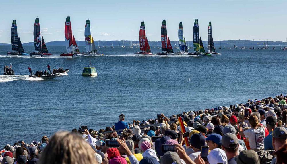 Blick von der Tribüne mit vollem Publikum auf die fahrenden Katamarane auf der Ostsee der Rügen SailGP in Sassnitz.