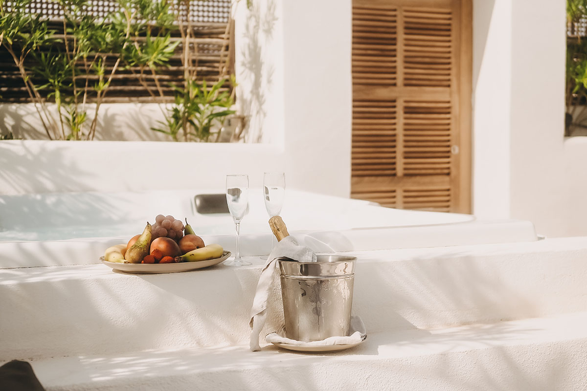 Hidromasaje privado en la Pequeña Suite del Hotel Barefoot Mallorca con cava, copas y fruta fresca.