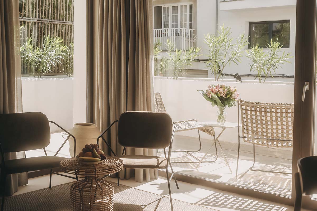 Private Terrasse der Suite Patio im Barefoot Hotel mit gemütlichen Sitzmöbeln, Pflanzen und stilvoller Einrichtung.