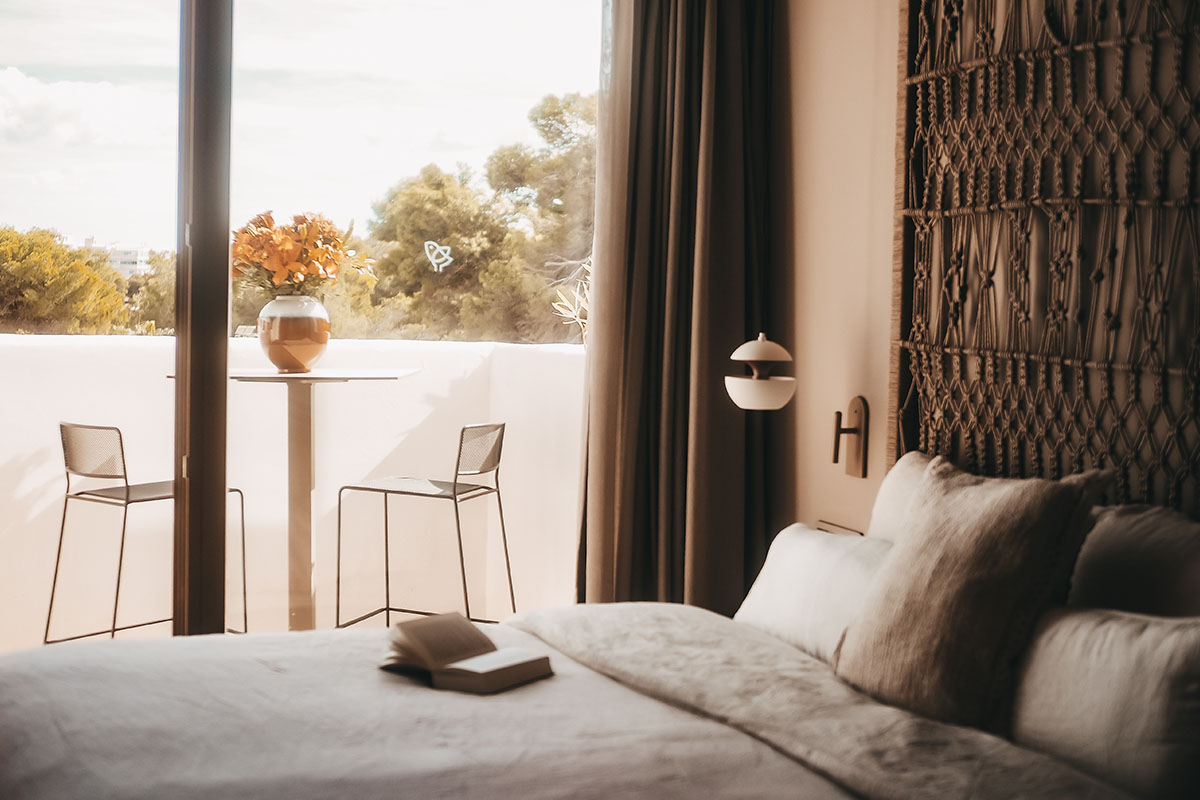 Suite im Barefoot Hotel Mallorca mit Balkon und Blick auf die mediterrane Umgebung und das Meer.