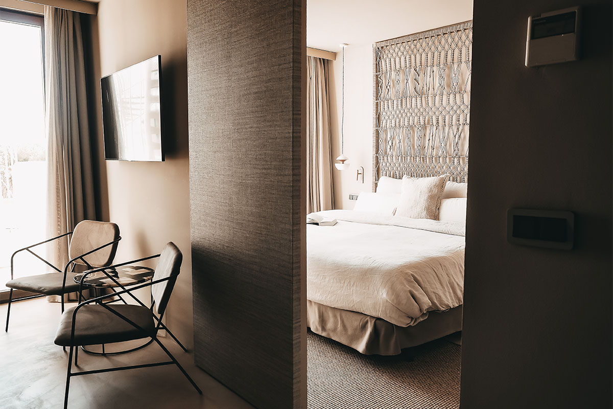 Blick in eine Lado Campo Suite mit stilvollem Schlafzimmer und gemütlichem Sitzbereich im Barefoot Hotel auf Mallorca.