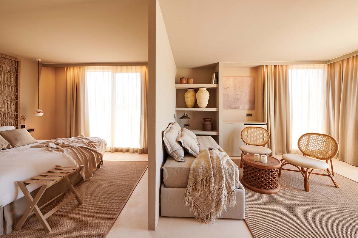 Helle Suite mit fließendem Übergang zwischen Schlaf- und Wohnbereich, eingerichtet in mediterranem Stil im Barefoot Hotel Mallorca.