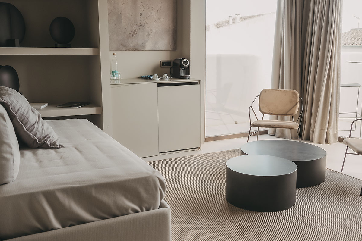 Geschmackvoll eingerichteter Sitzbereich mit minimalistischen Möbeln und gemütlicher Atmosphäre im Barefoot Hotel auf Mallorca.