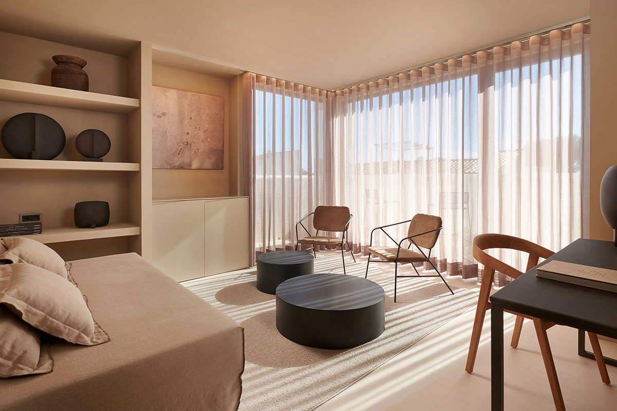 Lichtdurchflutetes Wohnzimmer in der Suite des Barefoot Hotels Mallorca mit modernen Möbeln und warmen Farben.