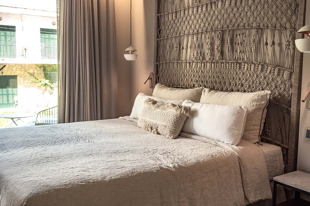 Comfort Doppelzimmer Puerto im Barefoot Hotel Mallorca mit großem Bett, handgefertigtem Kopfteil und gemütlicher Atmosphäre