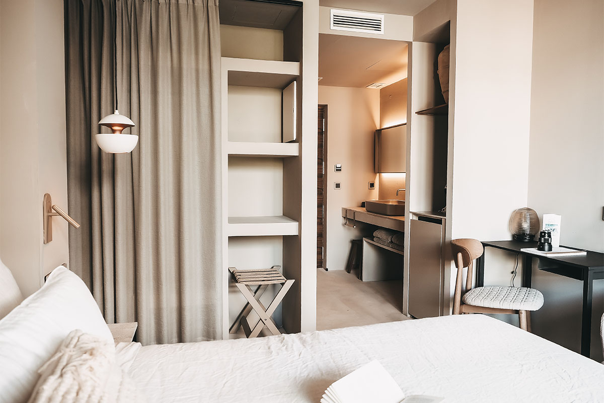 Modern eingerichtetes Comfort Doppelzimmer Puerto im Barefoot Hotel Mallorca mit luxuriösem Badezimmer und gemütlichem Ambiente