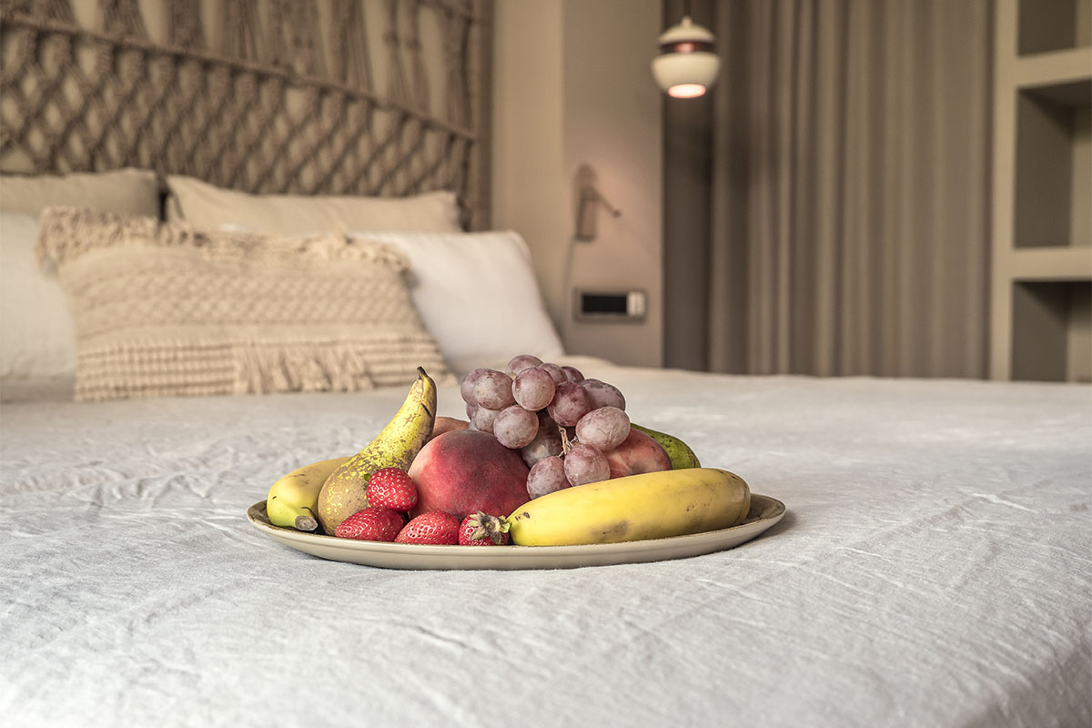 Willkommensgruß im Barefoot Hotel Mallorca mit frischem Obstteller auf dem Bett im Comfort Doppelzimmer Puerto.