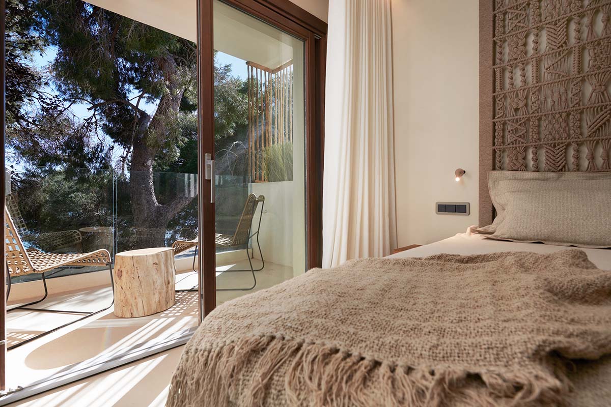 Doppelzimmer Mar im Barefoot Hotel auf Mallorca mit stilvollem Bett, Zugang zur Terrasse und Blick auf die Natur.