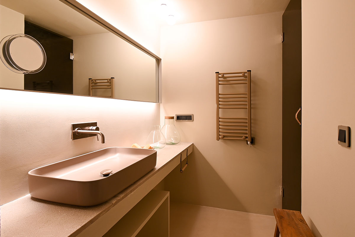 Modernes Badezimmer im Doppelzimmer Mar im Barefoot Hotel Mallorca mit Waschbecken, großem Spiegel und eleganten Details.