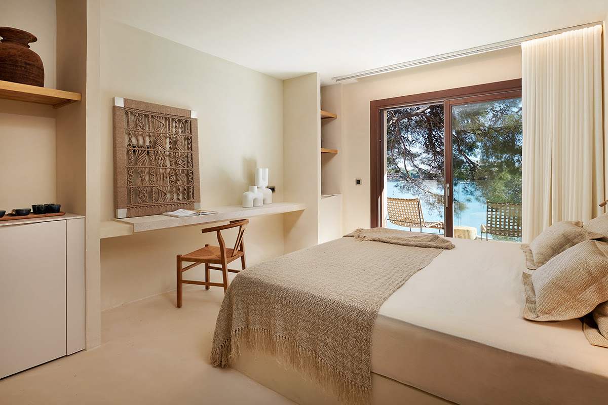 Doppelzimmer Mar mit modernem Design, komfortablem Bett, privater Terrasse und Panoramablick auf das Meer im Barefoot Hotel Mallorca